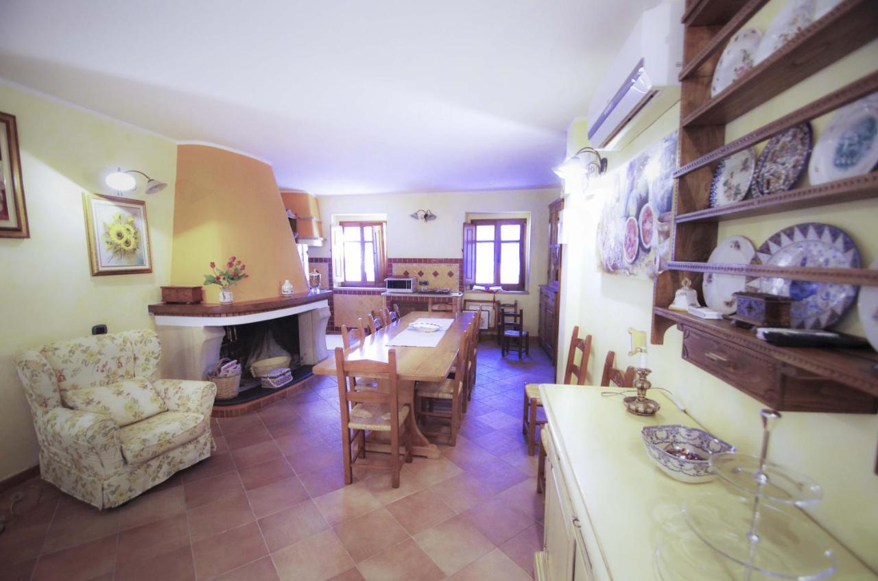 Casa De Ajala - B&B De Charme In Antica Dimora Totalmente Ristrutturata E Dotata Di Tutti I Confort Bagni Privati Spazio Living Patio Esterno Ambienti Climatizzati Degustazioni Prodotti Locali Làconi Εξωτερικό φωτογραφία