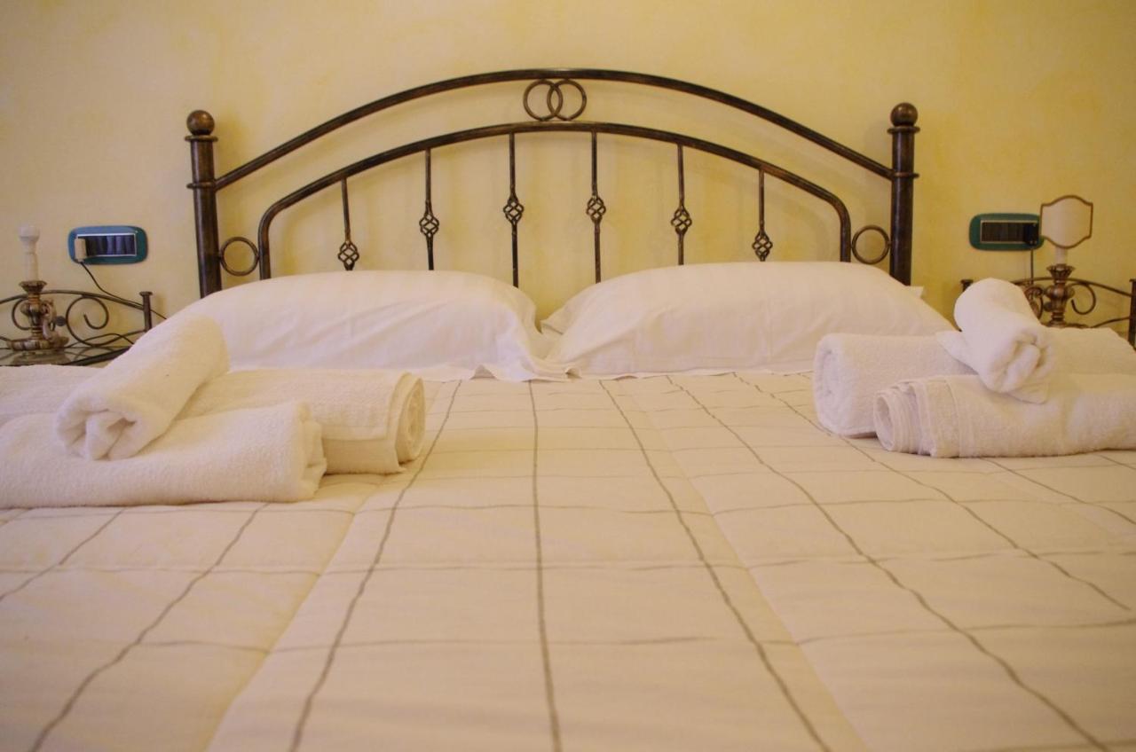 Casa De Ajala - B&B De Charme In Antica Dimora Totalmente Ristrutturata E Dotata Di Tutti I Confort Bagni Privati Spazio Living Patio Esterno Ambienti Climatizzati Degustazioni Prodotti Locali Làconi Εξωτερικό φωτογραφία