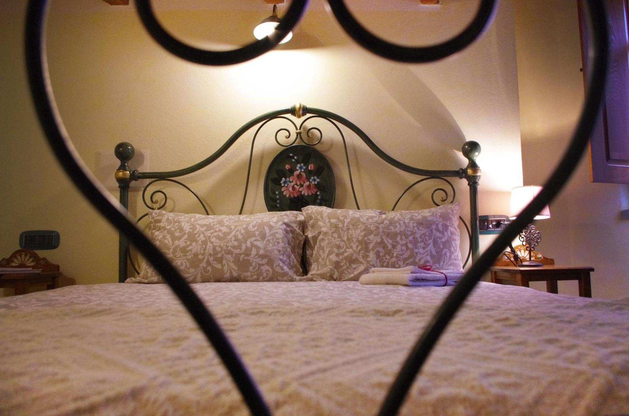Casa De Ajala - B&B De Charme In Antica Dimora Totalmente Ristrutturata E Dotata Di Tutti I Confort Bagni Privati Spazio Living Patio Esterno Ambienti Climatizzati Degustazioni Prodotti Locali Làconi Εξωτερικό φωτογραφία